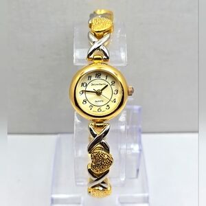 Jaclyn Smith Womens 2556SET Dress Heart Shaped Bracelet Quartz Analog Watch